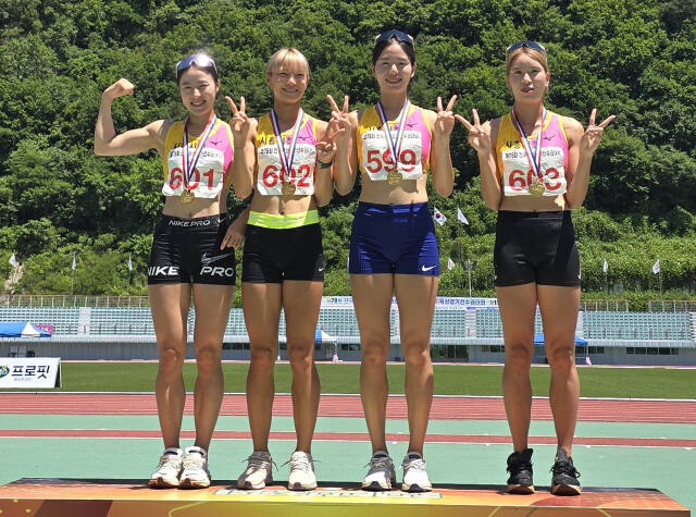 1천600m계주 여자 선수권부서 시즌 3관왕에 오른 시흥시청. (왼쪽부터)임지희, 조윤서, 김주하, 황윤경. 시흥시청 제공