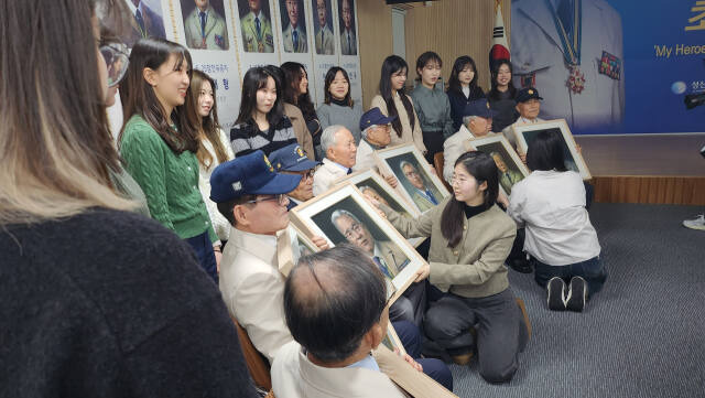 지난해 11월 성신여대 학생들이 그린 6.25 참전유공자 초상화를 참전유공자에게 전달하는 증정식. 경기남부보훈지청 제공