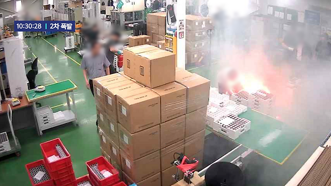 23명의 사망자를 낸 화성 리튬 배터리 공장 화재의 첫 발화 당시의 모습. 사망자 23명 중 한국인은 5명, 중국인 17명, 라오스인 1명으로 소방당국은 확인했다. [사진 = SBS]