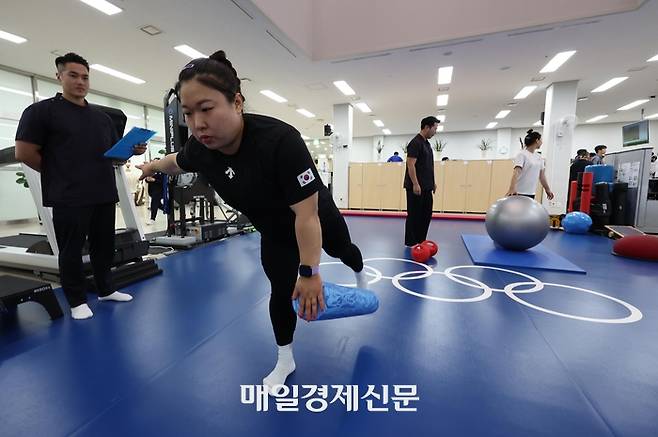 ‘2024 파리올림픽’ 개막을 한달 앞둔 26일 오후 충북 진천국가대표선수촌 메디컬센터에서 역도 국가대표 김수현(왼쪽)과 체조 국가대표 이윤서가 매트 운동치료를 받고 있다.  24.06.26 현장풀 이충우기자