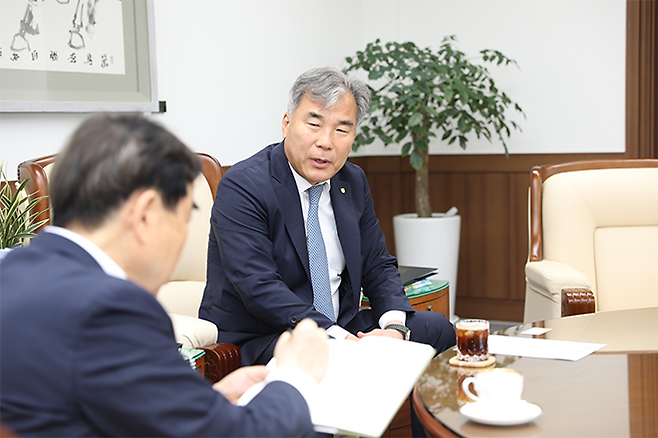 MK스포츠와 인터뷰하는 문원재 한국체대 총장. 사진=한국체대 학보사 김세준 기자