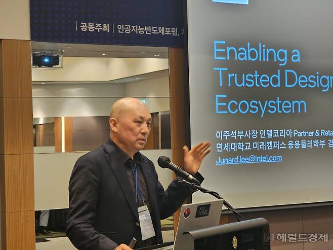 이주석 인텔 부사장이 26일 서울 강남구 인터콘티넨탈 코엑스에서 열린 인공지능반도체포럼 조찬강연회에서 인텔의 파운드리 전략 등에 대해 발표하고 있다. 김민지 기자