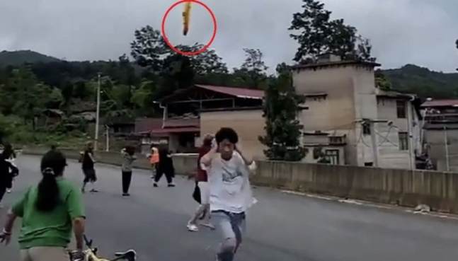 중국 마을에 로켓 잔해가 떨어지는 모습. 사람들이 놀라 대피하고 있다. [사진 출처, 웨이보]