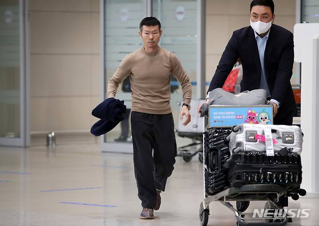 [인천공항=뉴시스] 조성우 기자 = 유소년 축구 훈련기관 'SON축구아카데미'를 운영하는 손웅정 감독과 코치진 2명이 소속 유소년 선수에 대한 욕설과 체벌 등 아동학대 혐의로 피소돼 검찰 조사를 받고 있다. 사진은 손웅정 씨가 인천국제공항 제2여객터미널을 통해 귀국하고 있는 장면. 2023.03.20. xconfind@newsis.com