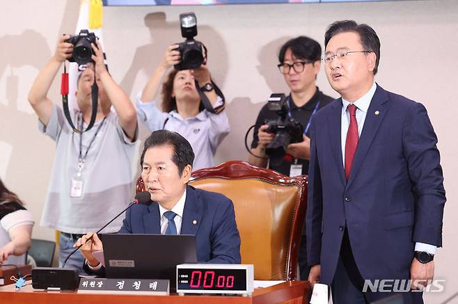 [서울=뉴시스] 권창회 기자 = 유상범 국민의힘 의원이 25일 오전 서울 여의도 국회에서 열린 법제사법위원회 전체회의에서 정청래 법제사법위원장에게 의사일정 변경 등으로 항의하고 있다. 2024.06.25. kch0523@newsis.com