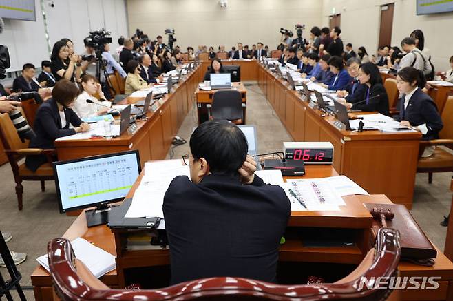 [서울=뉴시스] 권창회 기자 = 박주민 국회 보건복지위원회 위원장이 26일 오전 서울 여의도 국회에서 보건복지위원회의 의료계 비상상황 관련 청문회에서 자료를 살펴보고 있다. 2024.06.26. kch0523@newsis.com