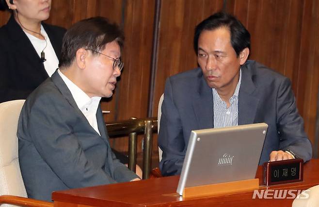 [서울=뉴시스] 이영환 기자 = 이재명 전 더불어민주당 대표와 우상호 전 의원이 지난해 9월5일 오후 서울 여의도 국회 본회의장에서 열린 제410회국회(정기회) 제2차 본회의 정치 분야 대정부 질문에서 대화를 하고 있다. 2023.09.05. 20hwan@newsis.com