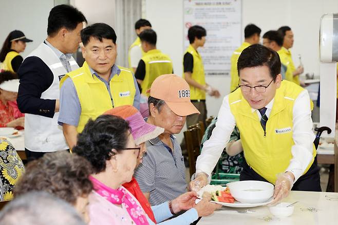 윤건영 충북도교육감(오른쪽)이 26일 청주 산남사회복지관을 찾아 급식 봉사활동을 하고 있다.(사진=충북교육청 제공).2024.06.26.photo@newsis.com *재판매 및 DB 금지