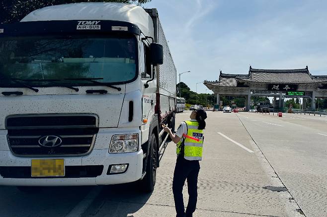 지난 25일 오후 2시부터 호남고속도로 전주요금소에서 전북자치도와 전북경찰청, 한국도로공사 전북본부 등 5개 관계기관이 합동 단속을 실시했다고 밝혔다. 전북도 제공