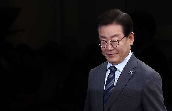 지난 24일 당시 이재명 더불어민주당 대표가 서울 여의도 국회에서 열린 최고위원회의에 입장하고 있다. 뉴스1