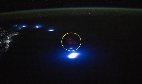 NASA 우주비행사 매튜 도미니크가 포착한 스프라이트(원 안)