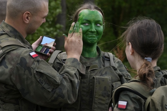 폴란드 육군 훈련 캠프 - 2024년 6월 20일(현지시간) 폴란드 북동부 포들라스키에주(州) 노보그루트(Nowogród)에서 폴란드 육군 훈련캠프 지원자들이 기초 훈련 중에 위장 크림을 바르는 법을 배우고 있다. 폴란드 육군은 전투에서 젊은 자원자들을 훈련시키기 위해 이번 여름 “육군과 함께하는 휴가”이라고 불리는 프로그램을 시작했다. 북대서양조약기구(나토)의 동쪽 측면을 따라 있는 폴란드 등 국가들은 이웃 국가인 우크라이나에서 러시아가 우세할 경우 언젠가 자신들을 공격할 수도 있다고 우려하면서 방어를 강화하고 있다.  / 사진=AP 연합뉴스