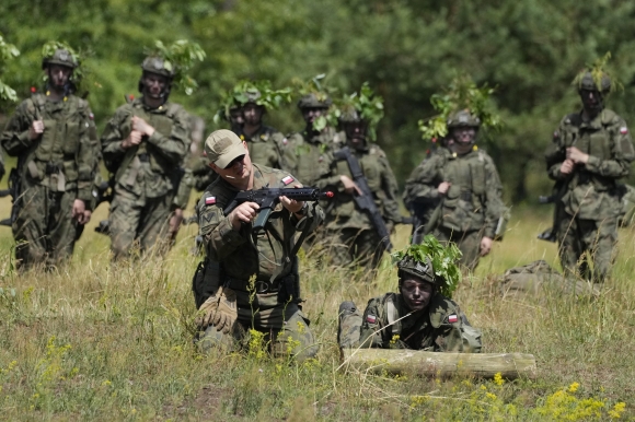 폴란드 육군 훈련 캠프 - 2024년 6월 20일(현지시간) 폴란드 북동부 포들라스키에주(州) 노보그루트(Nowogród)에서 폴란드 육군 훈련캠프 지원자들이 사격 훈련을 받고 있다. 폴란드 육군은 전투에서 젊은 자원자들을 훈련시키기 위해 이번 여름 “육군과 함께하는 휴가”이라고 불리는 프로그램을 시작했다. 북대서양조약기구(나토)의 동쪽 측면을 따라 있는 폴란드 등 국가들은 이웃 국가인 우크라이나에서 러시아가 우세할 경우 언젠가 자신들을 공격할 수도 있다고 우려하면서 방어를 강화하고 있다. / 사진=AP 연합뉴스