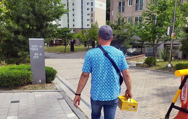 실질을 앞둔 김영문씨가 집으로 걸어가고 있다.  [촬영 이상학]