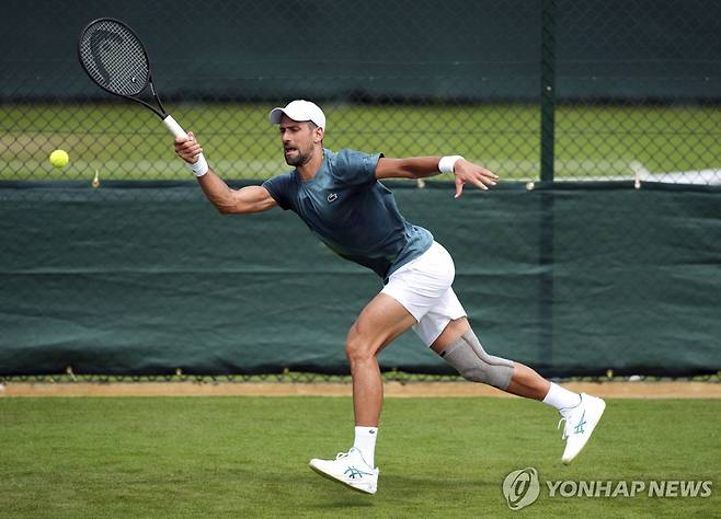 무릎 보호대를 착용하고 훈련 중인 조코비치 [AP=연합뉴스]