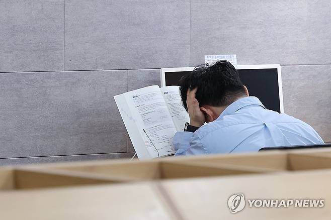 고뇌하는 청년 [연합뉴스 자료사진. 재판매 및 DB 금지]