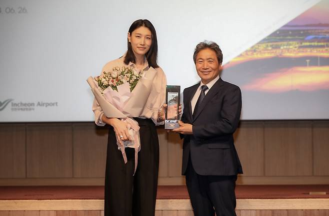 배구선수 김연경 - 이학재 인천국제공항공사 사장 [인천국제공항공사 제공. 재판매 및 DB 금지]