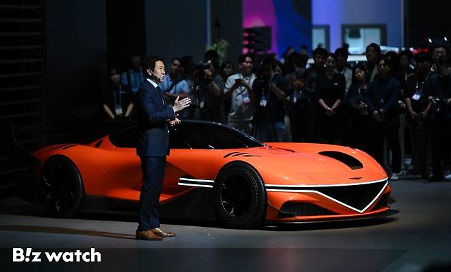 제네시스가 27일 부산 벡스코에서 열린&nbsp;'2024 부산모빌리티쇼' 미디어 프리뷰에 참가해 콘셉트 모델 2종을 선보이고 있다./사진=이명근 기자 qwe123@