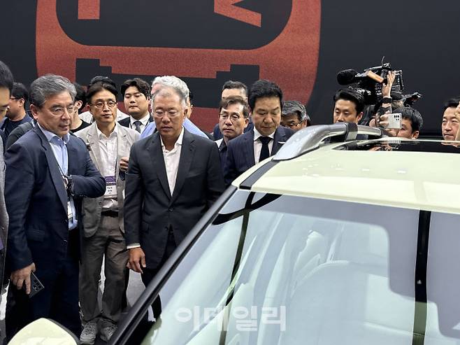 정의선 현대차그룹 회장이 27일 부산 해운대구 벡스코에서 열린 ‘2024 부산모빌리티쇼’ 언론공개 행사 현장을 방문해 ‘캐스퍼 일렉트릭’을 살펴보고 있다. 사진 왼쪽부터 장재훈 현대차 사장, 정의선 현대차그룹 회장, 이상엽 현대·제네시스 글로벌디자인 담당 부사장.(사진=공지유 기자)