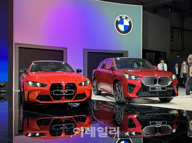 BMW그룹코리아가 27일 부산 해운대구 벡스코에서 열린 ‘2024 부산모빌리티쇼’ 언론공개 행사에서 고성능 쿠페 ‘뉴 M4’와 순수 전기 스포츠액티비티쿠페(SAC) ‘올 뉴 iX2’를 국내 최초로 공개했다.(사진=공지유 기자)