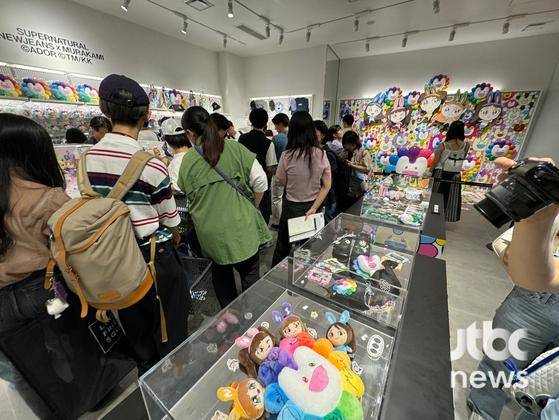 27일 일본 도쿄 시부야 '라인프렌즈 스퀘어 시부야'에서 뉴진스 팝업 스토어가 진행 중이다. 〈사진=JTBC엔터뉴스〉