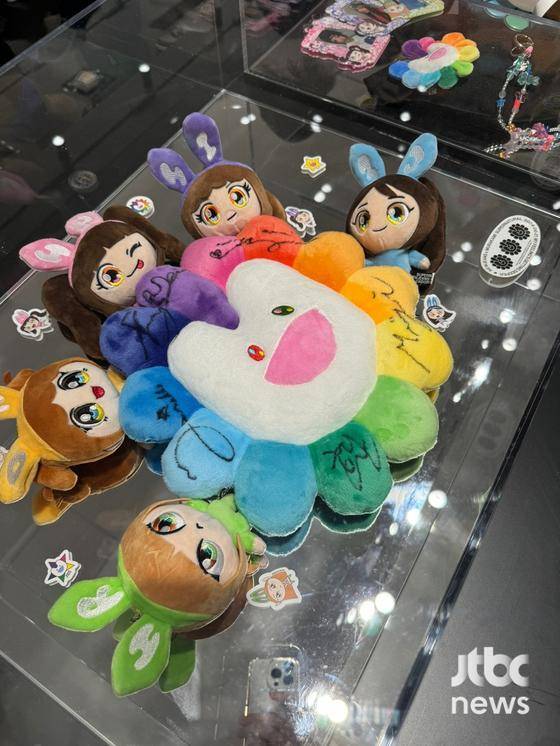 27일 일본 도쿄 시부야 '라인프렌즈 스퀘어 시부야'에서 뉴진스 팝업 스토어가 진행 중이다. 〈사진=JTBC엔터뉴스〉