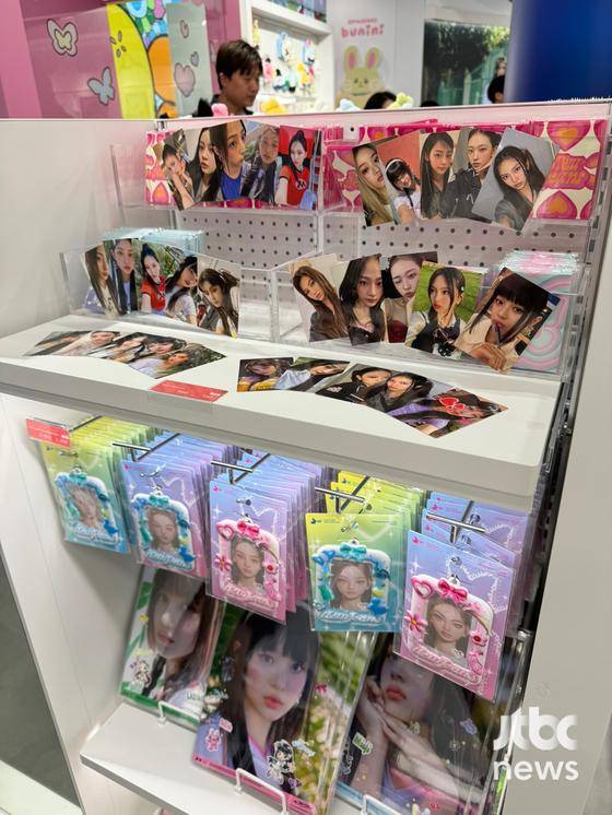 27일 일본 도쿄 시부야 '라인프렌즈 스퀘어 시부야'에서 뉴진스 팝업 스토어가 진행 중이다. 〈사진=JTBC엔터뉴스〉