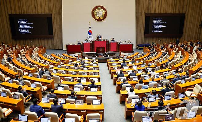 우원식 국회의장이 10일 오후 서울 여의도 국회에서 열린 제415회 국회(임시회) 제2차 본회의에서 상임위원장 선출 표결 결과를 발표하고 있다. 2024.6.10/뉴스1 ⓒ News1 안은나 기자