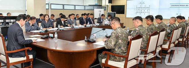 김선호 국방부 차관이 27일 서울 용산구 국방부 청사에서 최근 발생한 군내 사망사고 관련 재발방지대책을 논의하기 위한 ‘신병교육대 사고 관련 재발방지 대책회의’를 주재하고 있다. (국방부 제공) 2024.6.27/뉴스1