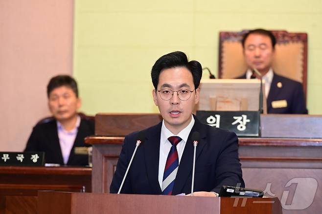 27일 제246회 거제시의회 제1차 정례회 본회의에서 김선민 시의원이 '한국형 차기 구축함 사업 공정 경쟁 입찰 촉구 결의안'을 대표 발의하고 있다.(거제시의회 제공)