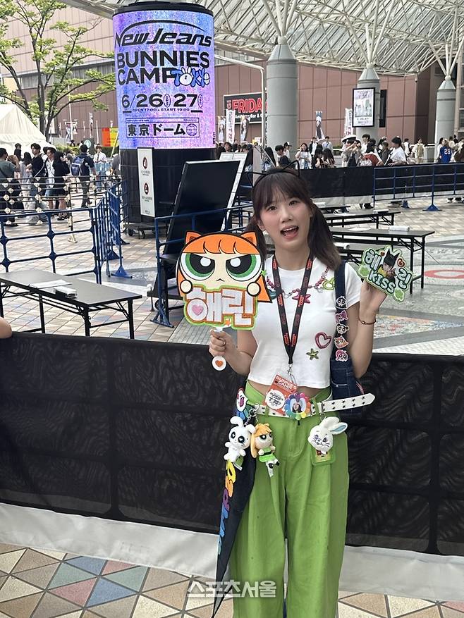 26일 뉴진스 도쿄돔 팬미팅 ‘버니즈 캠프’ 현장에서 만난 중국인 팬 안(23). 사진 | 정하은 기자