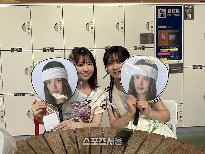 26일 뉴진스 도쿄돔 팬미팅 ‘버니즈 캠프’ 현장에서 만난 마나쯔(19)와 코나미(19). 사진 | 정하은 기자