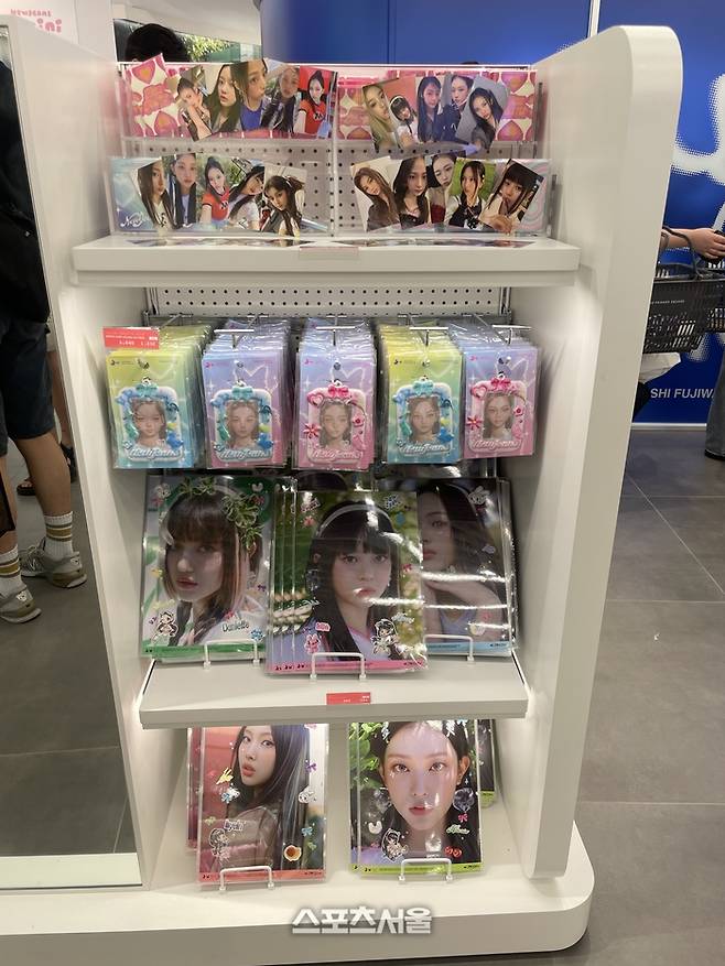 일본 도쿄 라인프렌즈 스퀘어 시부야에서 열린 뉴진스 ‘슈퍼내추럴’ 팝업스토어. 사진 | 정하은 기자