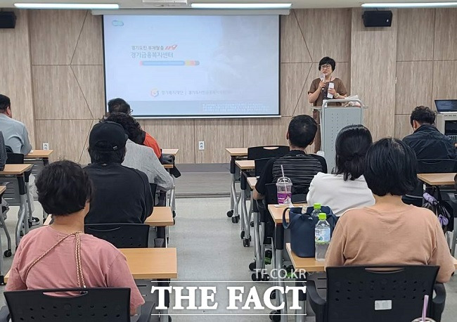 경기도서민금융복지지원센터 북부권역 상담관 12명이 고양지역자활센터를 방문해 고양지역자활센터 사업 현황에 대한 설명을 듣고 있다. /고양시