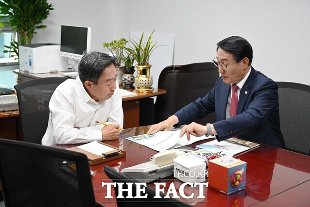 이용록 홍성군수가 26일 국비 확보를 위해 국회를 방문한 가운데 강승규 의원을 만나 지역 주요 현안을 설명하고 있다. /홍성군