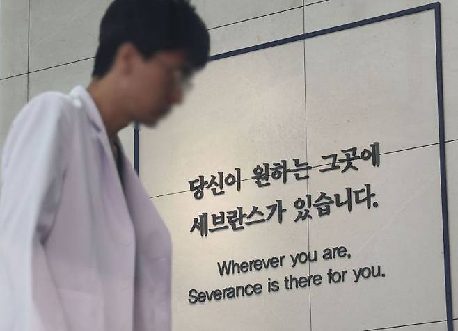 연세의료원 산하 세브란스병원, 강남세브란스병원, 용인세브란스병원 세 곳에 소속된 교수들이 정부에 반발해 오는 27일부터 무기한 휴진에 돌입하겠다고 밝힌 가운데 12일 오후 서울 서대문구 신촌 세브란스병원에서 한 의사가 걸어가고 있다. 사진제공=연합뉴스