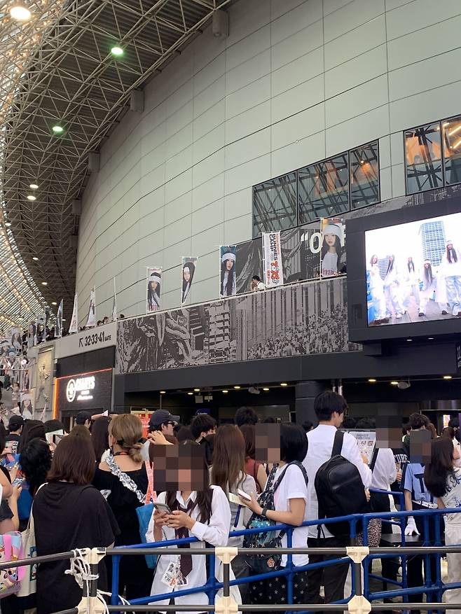 도쿄돔에서 대기 중인 팬들