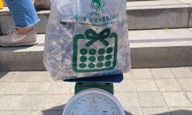 청주충북환경운동연합 등이 지난달 18일 청주 성안길 등에서 진행한 ‘바다의 시작’ 행사를 통해 수거한 담배꽁초. 청주충북환경운동연합 제공