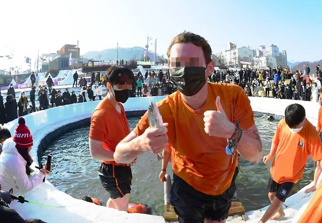 지난 7일 3년 만에 개막한 ‘얼음나라화천 산천어축제’는 얼음낚시, 맨손잡기, 밤낚시 등의 프로그램을 운영하고 있다. 화천군 제공