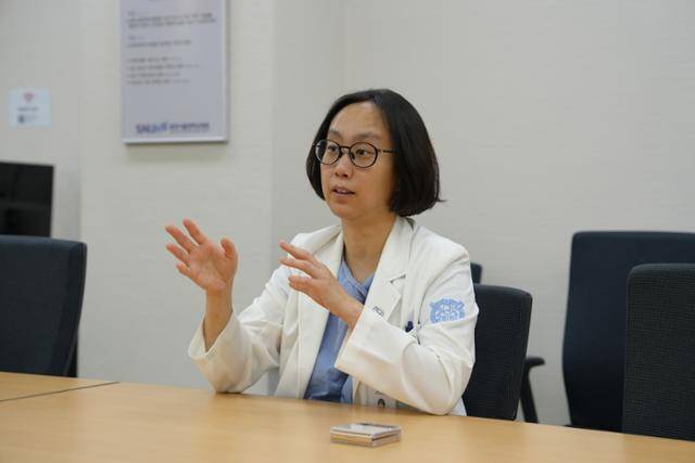 박지윤 분당서울대병원 산부인과 교수가 24일 병원 회의실에서 어렵게 태어난 다쉬제베그 아민후슬렌양의 상태를 설명하고 있다.