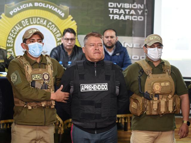 후안 호세 수니가(가운데) 볼리비아 장군이 26일 수도 라파스에서 쿠데타 미수 혐의로 당국에 체포되고 있다. 라파스=로이터 연합뉴스