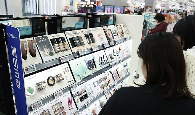 외국인 관광객이 서울 시내의 한 대형마트 화장품 매장에서 제품을 살펴보고 있는 모습. 연합뉴스