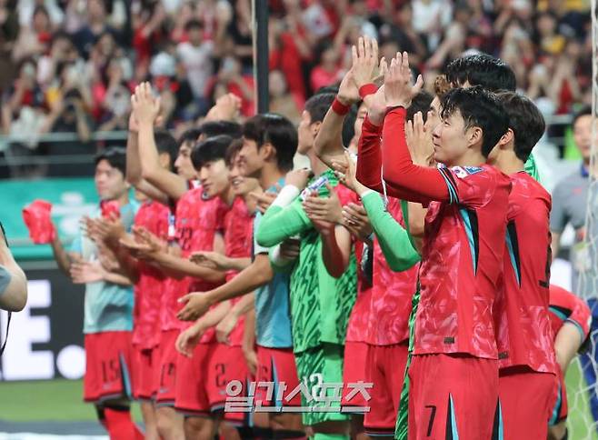 김도훈 임시감독이 이끄는 한국축구대표팀이 11일 오후 서울월드컵경기장에서 중국을 상대로 2026 FIFA 북중미월드컵 아시아지역 2차 예선 C조 최종전을 펼쳤다. 한국이 1-0 승리했다. 경기종료후 손흥민 등 선수들이 팬들에게 손을 흔들고있다. 상암=정시종 기자 capa@edaily.co.kr /2024.06.11.