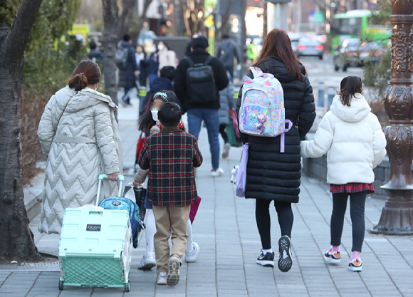 서울의 한 초등학교에서 학생들이 학부모와 함께 등굣길을 걸어가고 있다. [사진=뉴시스]