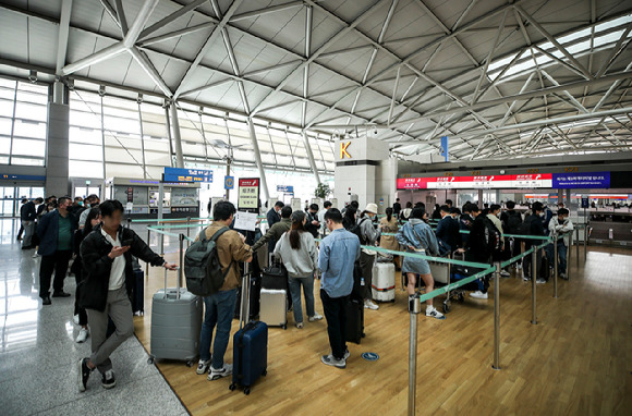 지난해 3월 29일 인천국제공항 제1여객터미널 출국장에서 여행객들이 출국수속을 기다리고 있다. [사진=뉴시스]