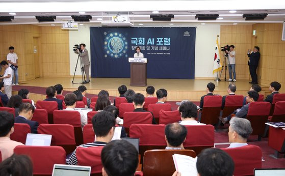 국회 AI 포럼 창립총회 및 기념 세미나가 26일 오전 국회 의원회관에서 열렸다. 이날 이인선 국민의힘 의원이 개회사를 하고 있다. [뉴시스]