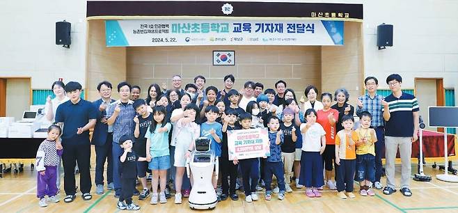 이마트가 지난달 해남군 마산초등학교에서 교육 기자재 전달식을 열고 코딩 및 AI 교육 로봇, 태블릿 PC 등 교육용 전자기기, 학습도서 등 4000만원 상당의 교육 기자재를 전달했다. [사진 이마트]