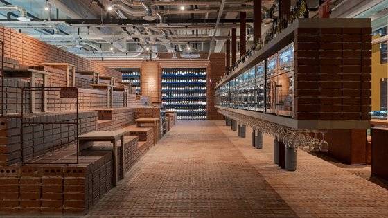 붉은색 벽돌로 인테리어를 한 탭샵바 도산대로점. 기자가 방문했을 때 이곳에 앉아 노트북으로 일하는 사람을 볼 수 있었다. 사진 탭샵바