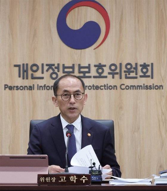 개인정보보호위원회는 C-커머스 등 해외 이커머스 업체 이용자의 개인정보가 국내법에 따라 보호되고 있는지 조사 중이다. 사진은 지난 12일 종로구 정부서울청사에서 제10회 전체 회의를 주재하고 있는 고학수 개인정보보호위원회 위원장. / 사진:연합뉴스