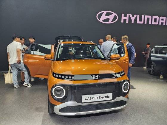 캐스퍼 일렉트릭에는 49kWh(킬로와트시)급 니켈·코발트·망간(NCM) 배터리가 탑재돼 315㎞의 1회 충전 주행가능거리를 달성했다. 또 10%에서 80%까지 30분 만에 충전이 가능하다. 박영우 기자